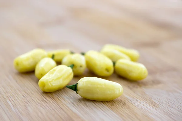 Paprikaschoten Weiße Habaneros Auf Holztisch Gereifte Sehr Heiße Früchte — Stockfoto