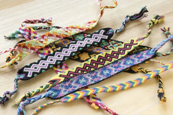 Grupo Pulseras Tejidas Naturales Coloridas Hechas Mano Amistad Tablero Madera — Foto de Stock