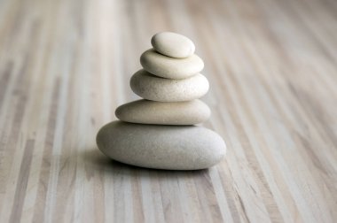 Taş cairn çizgili gri beyaz zemin üzerinde üç taş kule, basit duruş taşlar, basitlik uyum ve denge, rock zen heykeller