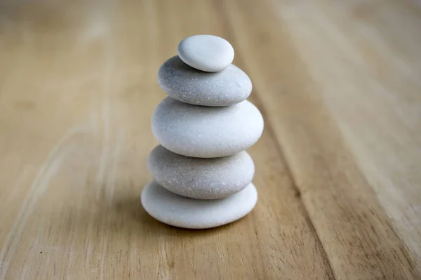 Harmonia Equilíbrio Cairn Pedras Equilíbrio Sobre Mesa Listrada Escultura Zen — Fotografia de Stock