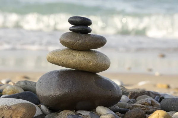 Harmonie Balans Evenwicht Bruine Zwarte Stenen Tegen Zee Rock Zen — Stockfoto