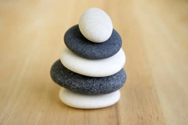 Armonía Equilibrio Piedras Aplanadas Sobre Mesa Madera Escultura Roca Zen — Foto de Stock