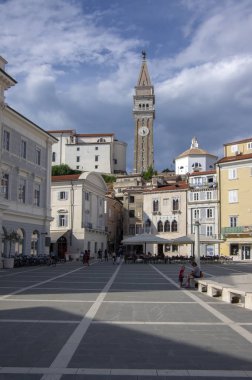 Piazza Tartini, Piran / Slovenya - 24 Haziran 2018: Piazza Tartini kare, güzel tembel yaz günü güneşli gün kilise manzarasında saint George yüksekliği Saat Kulesi, mavi gökyüzü