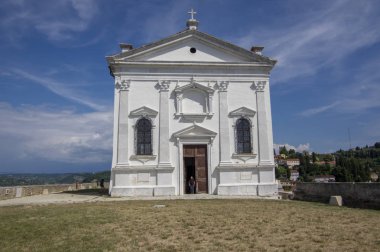 Saint George Kilisesi, Piran / Slovenya - 24 Haziran 2018: Piran, Slovenya, güzel tepenin üst kısmında güneş ve mavi gökyüzü ile yaz günü kilise