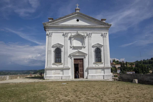 圣乔治教堂 斯洛文尼亚 2018年6月24日 在斯洛文尼亚皮兰山顶上的教堂 美丽的夏日阳光和蓝天 — 图库照片