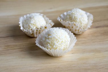 Ham Hindistan cevizi topları Noel tatlılar