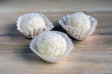 Ham Hindistan cevizi topları Noel tatlılar