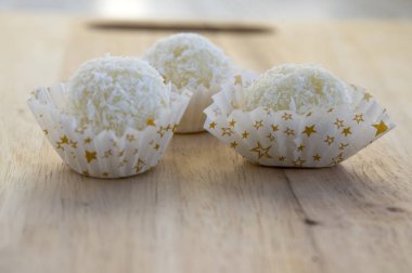 Ham Hindistan cevizi topları Noel tatlılar