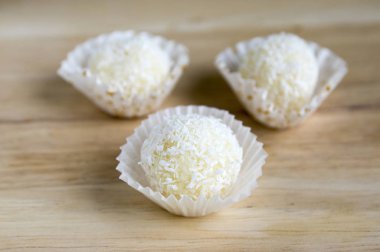 Ham Hindistan cevizi topları Noel şekerleme, ev yapımı raffaello tanımlama bilgileri