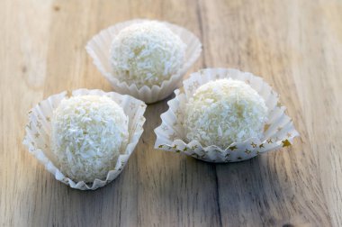 Ham Hindistan cevizi topları Noel şekerleme, ev yapımı raffaello tanımlama bilgileri