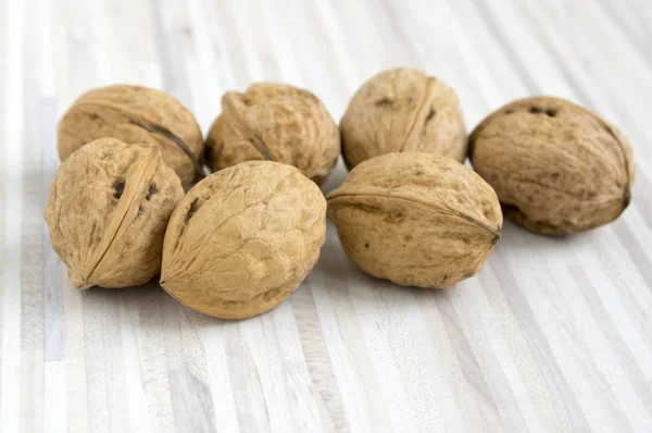 Braune Walnüsse Hintergrund Schlichtheit Tageslicht Nüsse Nussschalen Auf Hellem Holztisch — Stockfoto