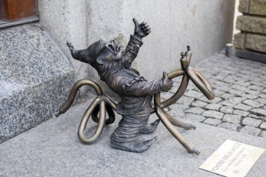 Wroclaw / Polonya - 30 Mart 2018: Wroclaw krasnale modern sanat küçük figürler Wroclaw sokakları, küçük cüceler sokaklarında büyük turistik vardır