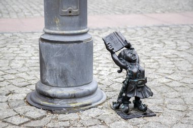Wroclaw / Polonya - 31 Mart 2018: Wroclaw krasnale modern sanat küçük figürler Wroclaw sokakları, küçük cüceler sokaklarında büyük turistik vardır
