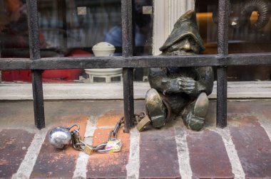 Wroclaw / Polonya - 30 Mart 2018: Wroclaw krasnale modern sanat küçük figürler Wroclaw sokakları, küçük cüceler sokaklarında büyük turistik vardır
