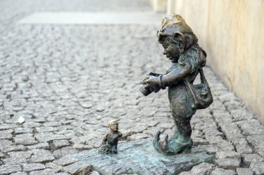 Wroclaw / Polonya - 30 Mart 2018: Wroclaw krasnale modern sanat küçük figürler Wroclaw sokakları, küçük cüceler sokaklarında büyük turistik vardır