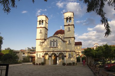 Georgioupoli, Crete Adası / Yunanistan - 13 Eylül 2016: güzel kilise Ekklisia Analipsi iki çan kuleli sadık Yunanlılar hizmet vermektedir