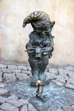 Wroclaw / Polonya - 30 Mart 2018: Wroclaw krasnale modern sanat küçük figürler Wroclaw sokakları, küçük cüceler sokaklarında büyük turistik vardır
