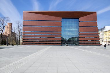 Wroclaw / Polonya - 30 Mart 2018: yeni ulusal Forum müzik, 2015 yılında tamamlanan büyük konser salonu ile bina postmodern inşa edilmiş