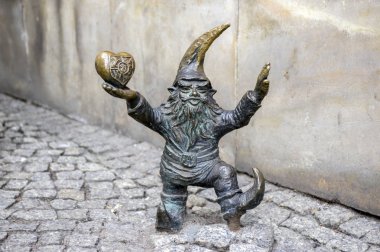 Wroclaw / Polonya - 30 Mart 2018: Wroclaw krasnale modern sanat küçük figürler Wroclaw sokakları, küçük cüceler sokaklarında büyük turistik vardır