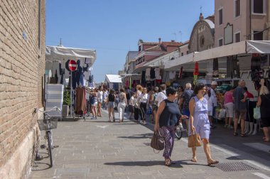 Chioggia / İtalya - 21 Haziran 2018: İtalyan şehrin ana cadde üzerinde geleneksel pazarlarda her Perşembe tutulur. Mutlu insanlar paralarını harcama ve giyim satın alma.