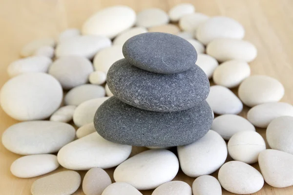 Armonía Equilibrio Piedras Aplanadas Sobre Mesa Madera Escultura Roca Zen — Foto de Stock