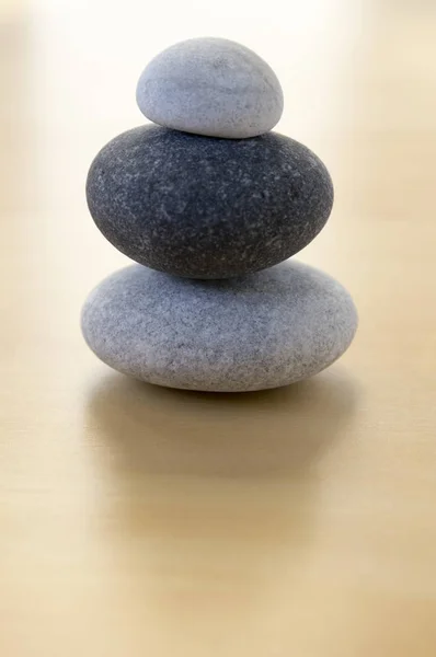 Armonía Equilibrio Piedras Aplanadas Sobre Mesa Madera Escultura Roca Zen —  Fotos de Stock