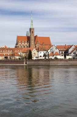 Ostrow Tumski, Wroclaw / Polonya - 30 Mart 2018: oder Nehri ile Katedrali, St John the Baptist ve Collegiate Kilisesi Holy Cross ve St Bartholomew su Yansımalar, turistik cazibe.