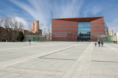 Wroclaw / Polonya - 30 Mart 2018: yeni ulusal Forum müzik, 2015 yılında tamamlanan büyük konser salonu ile bina postmodern inşa edilmiş