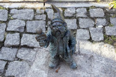 Wroclaw / Polonya - 30 Mart 2018: Wroclaw krasnale modern sanat küçük figürler Wroclaw sokakları, küçük cüceler sokaklarında büyük turistik vardır