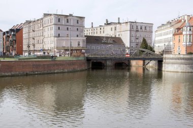 Wroclaw / Polonya - 30 Mart 2018: Abandonec su evlen değirmen bina tarihi kanal Mlynu Maria, güzel bir güneşli gün