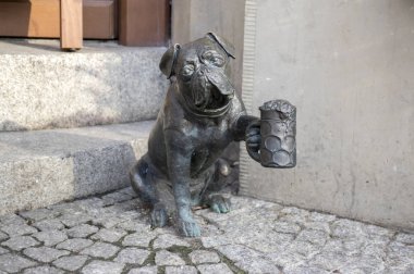 Wroclaw / Polonya - 30 Mart 2018: Wroclaw krasnale modern sanat küçük figürler Wroclaw sokakları, küçük cüceler sokaklarında büyük turistik vardır