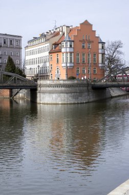 Wroclaw / Polonya - 30 Mart 2018: şehir merkezinde, bahar gün Wyspa Slodowa adada lüks otel Tumski
