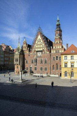 Wroclaw / Polonya - 30 Mart 2018: Belediye Binası ana Wroclaw kare, güzel bir gün turistik sezon, güneşli ve mavi gökyüzü kule ile