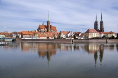 Ostrow Tumski, Wroclaw / Polonya - 30 Mart 2018: oder Nehri ile Katedrali, St John the Baptist ve Collegiate Kilisesi Holy Cross ve St Bartholomew su Yansımalar, turistik cazibe.