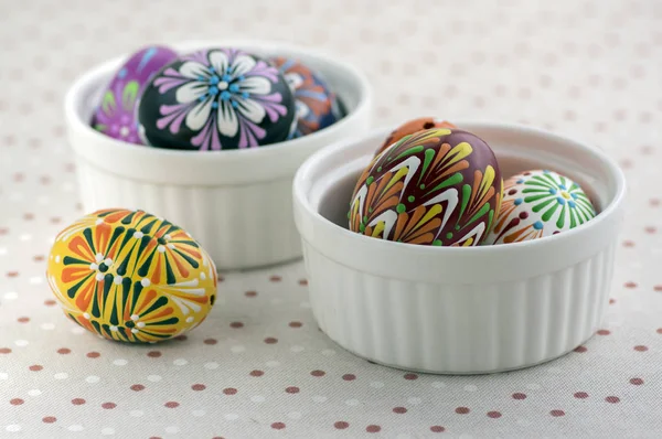 Coloridos Huevos Pascua Pintados Cuencos Blancos Mantel Punteado Tradicional Hermosa — Foto de Stock