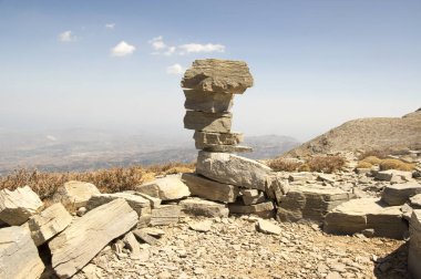 Uyum ve denge, dağlarda, orman karşı dengeli taş rock zen heykel, üç Gri çakıl, güneşli bir gün, dağlar Idi, Crete, Yunanistan