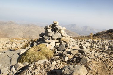 Uyum ve denge, dağlarda, orman karşı dengeli taş rock zen heykel, üç Gri çakıl, güneşli bir gün, dağlar Idi, Crete, Yunanistan