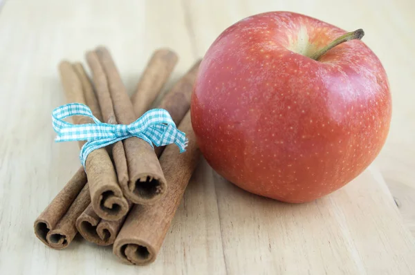 Frische Rohe Zimtstangen Auf Holztisch Gebunden Mit Hellblau Karierter Schleife — Stockfoto