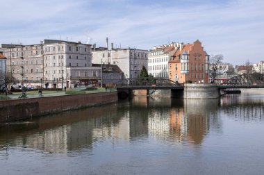 Wroclaw / Polonya - 30 Mart 2018: Abandonec su evlen değirmen bina tarihi kanal Mlynu Maria, güzel bir güneşli gün