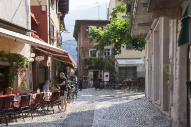 Malcesine / İtalya - 11 Haziran 2017: tarihi köy Malcesine turizm sezonunda romantik dar sokaklarında, dağlar görüntülemek