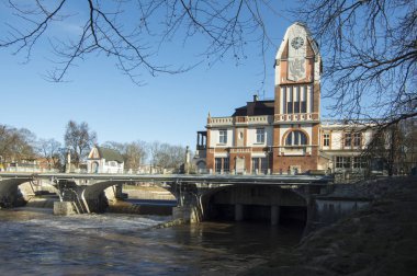 Hradec Kralove, Çek Cumhuriyeti, güneşli bir gün, mavi gökyüzü şehirde tarihi güç istasyonu