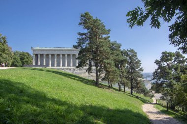Walhalla Anıtı, Regensburg / Almanya, - 18 Eylül 2018: Memorial Walhalla Regensburg Bavyera bölgesi sonbahar güneş ışığı içinde ve yeşilliklerle çevrili