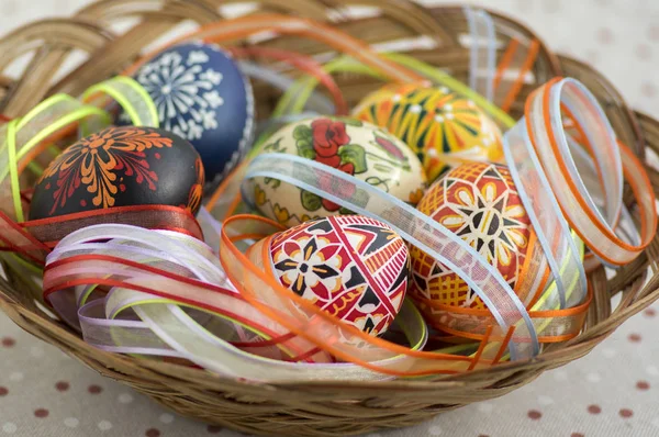Coloridos Huevos Pascua Pintados Canasta Mimbre Marrón Cubierta Con Cintas — Foto de Stock