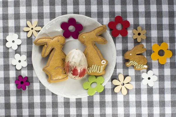 Gingerbread Hayvanlar Sembolleri Damalı Masa Örtüsü Aşk Easter Egg Hunt — Stok fotoğraf