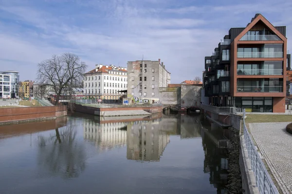Wroclaw / Polonya - 30 Mart 2018: Abandonec su evlen değirmen bina tarihi kanal Mlynu Maria, güzel bir güneşli gün