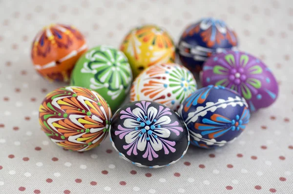 Coloridos Huevos Pascua Pintados Mantel Punteado Tradicional Hermosa Naturaleza Muerta — Foto de Stock