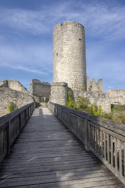 Burgruine Wolfstein старый замок руины с башней, голубое небо — стоковое фото