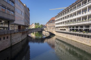 Nürnberg / Almanya - 17 Eylül 2018: yaşayan tarihi merkezi Nuremerg içinde yol. Blok daireler.