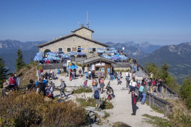Eagle's Nest, Obersalzberg / Almanya - 20 Eylül 2018: sonbahar gün Kehlsteinhaus mount üst