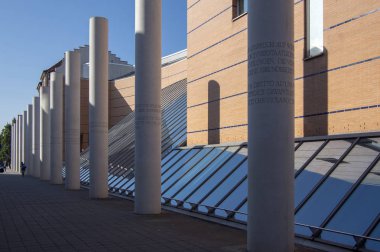 Nuremberg/Almanya-17 Eylül 2018: modern mimari-sütun ile insan hakları yolu